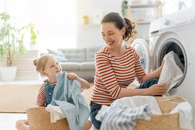 ozonizzatore mamma e figlia che fanno il bucato